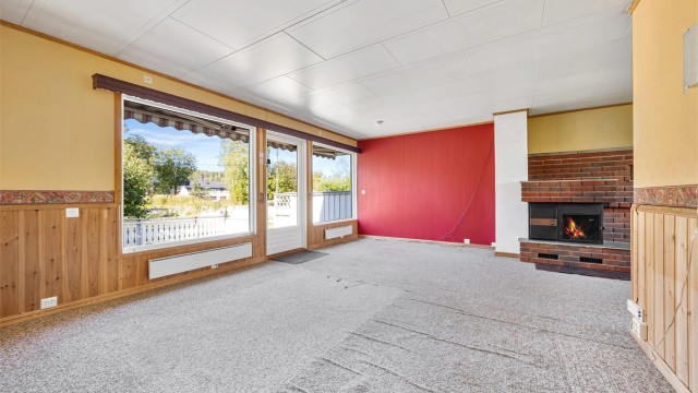 Fra stuen er det utgang til en stor, vestvendt terrasse via terrassedør fra 1999.