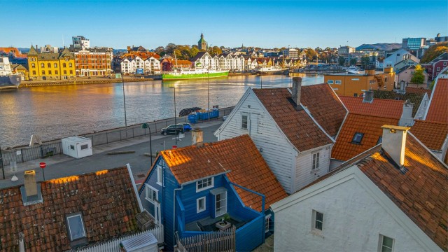 Nedre Strandgate 78, Det sjarmerende blå huset i Gamle Stavanger.
1 sov, balkong, 2 stuer ,loftsrom. Mer sentralt enn dette kommer man ikke!
Foto: [John Mossige )