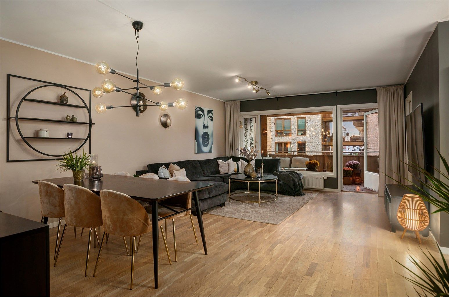 Stor stue med plass til sittegruppe og spisestue-møbler 