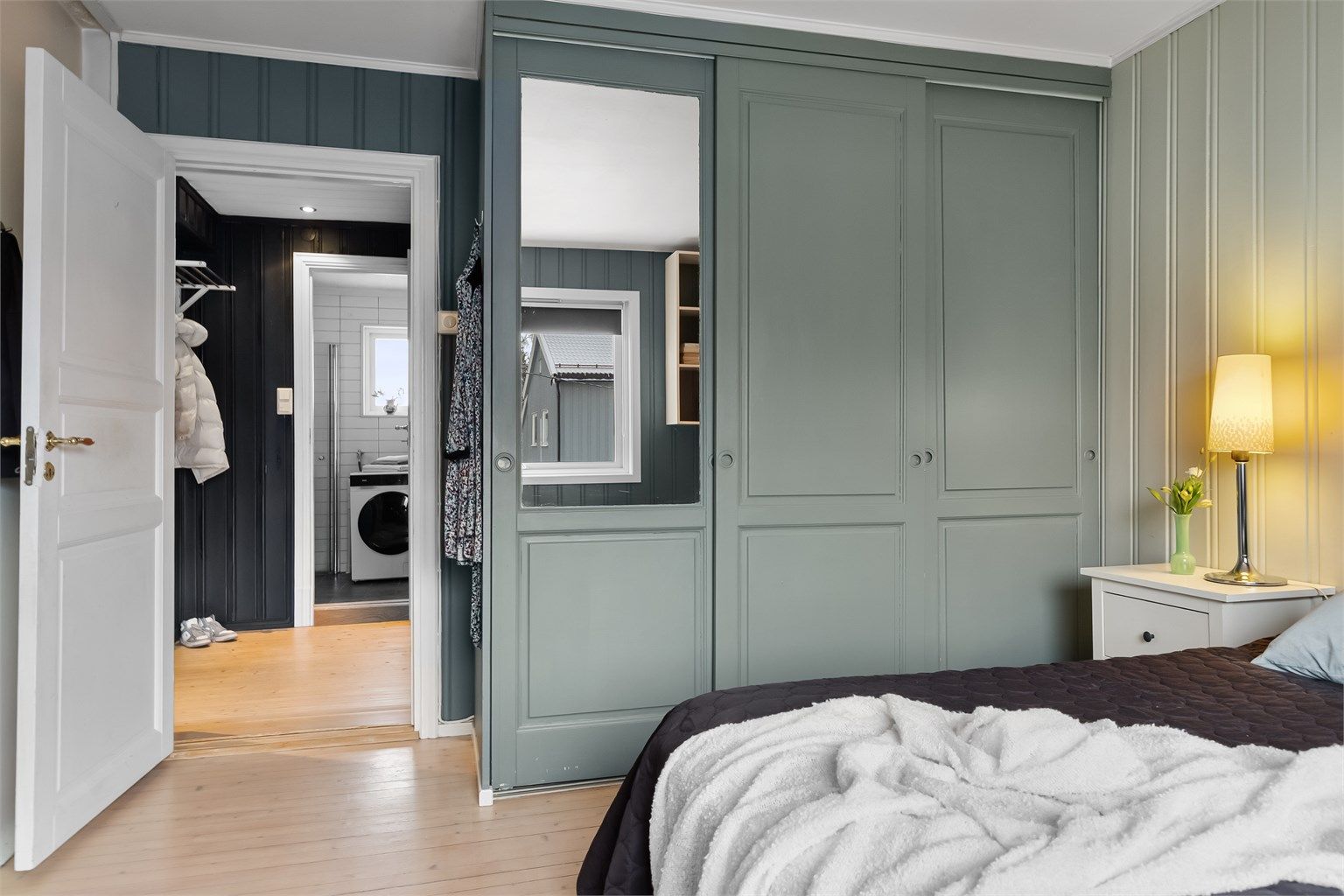 Rommet er utstyrt med en romslig garderobeløsning med speildører.