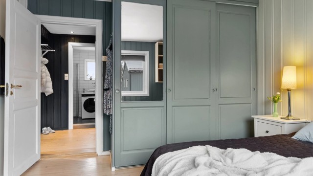 Rommet er utstyrt med en romslig garderobeløsning med speildører.