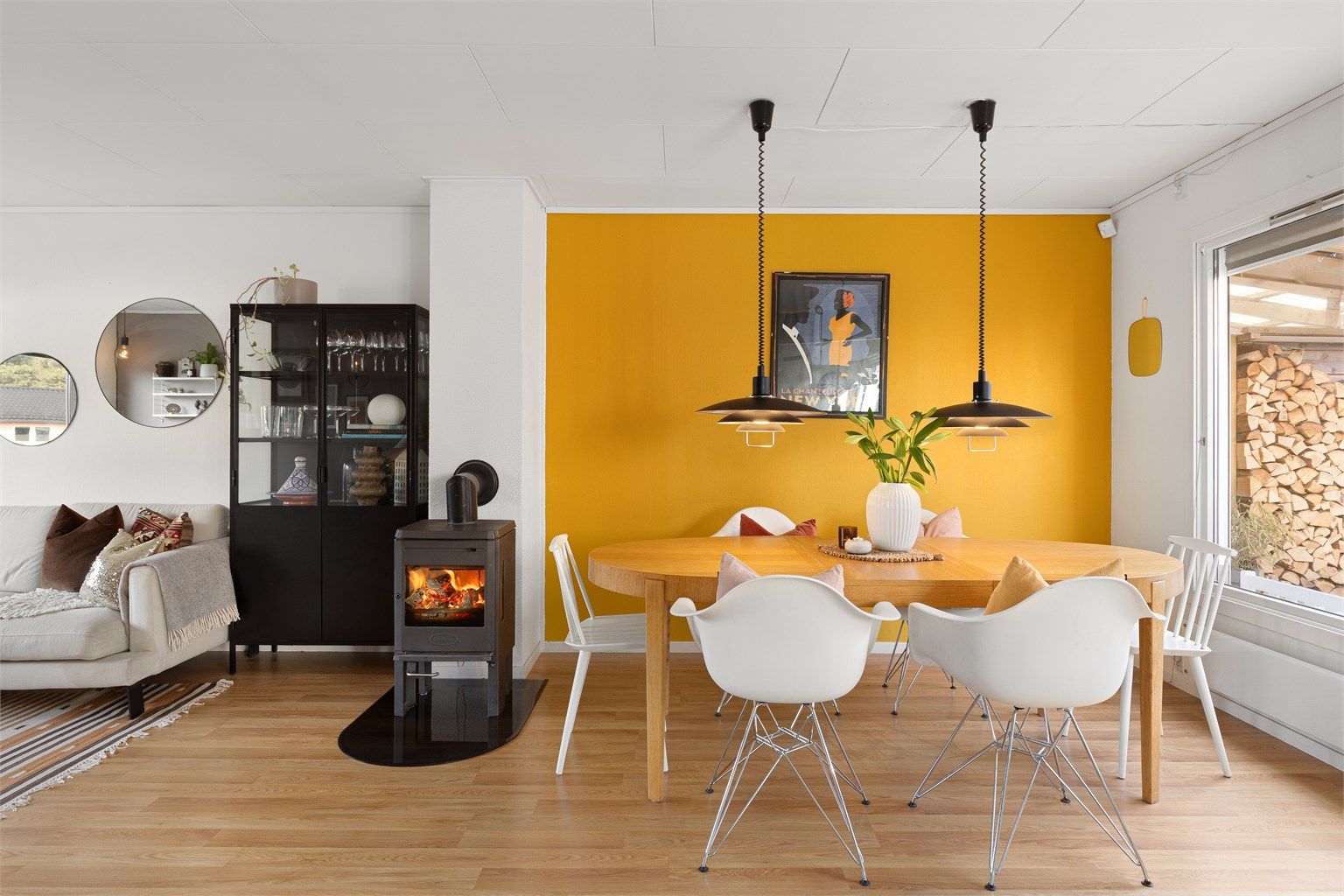 Huset har en fin planløsning over to etasjer med solrike uteplasser både foran og bak huset. Foto: Petter Tanum/TanumFoto