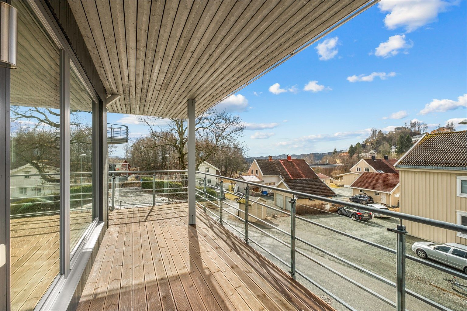 Fra stuen har man direkte utgang til en overbygd balkong på hele 14 kvm med svært gode møbleringsmuligheter. 