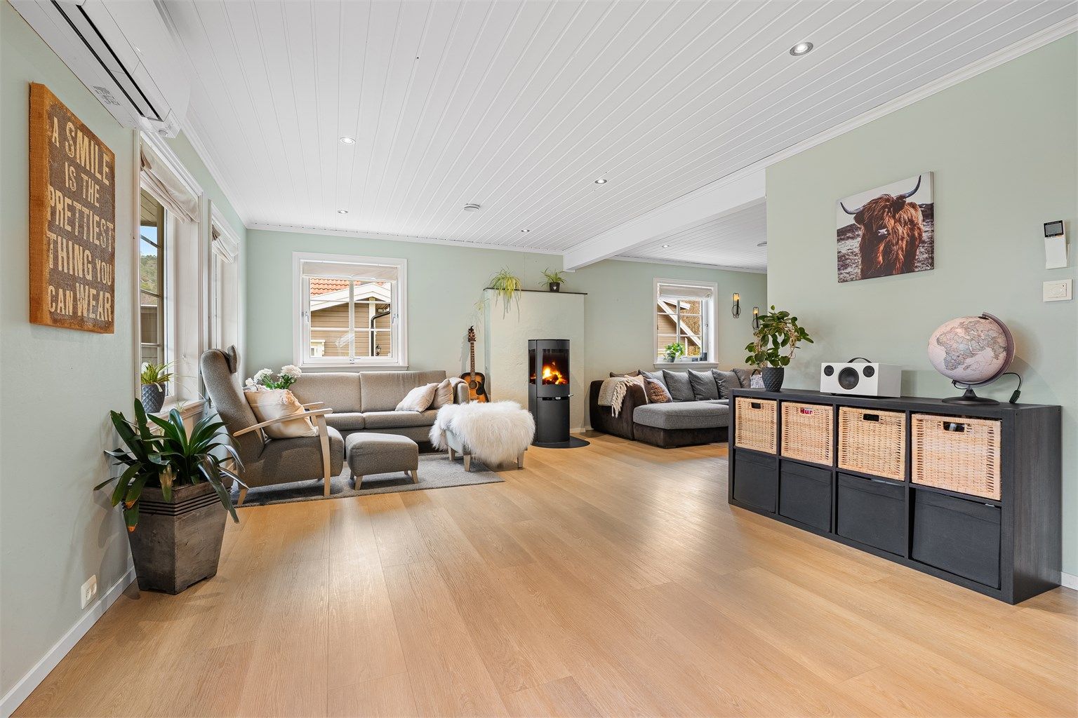 Lys og luftig stue med plass til flere sittegrupper