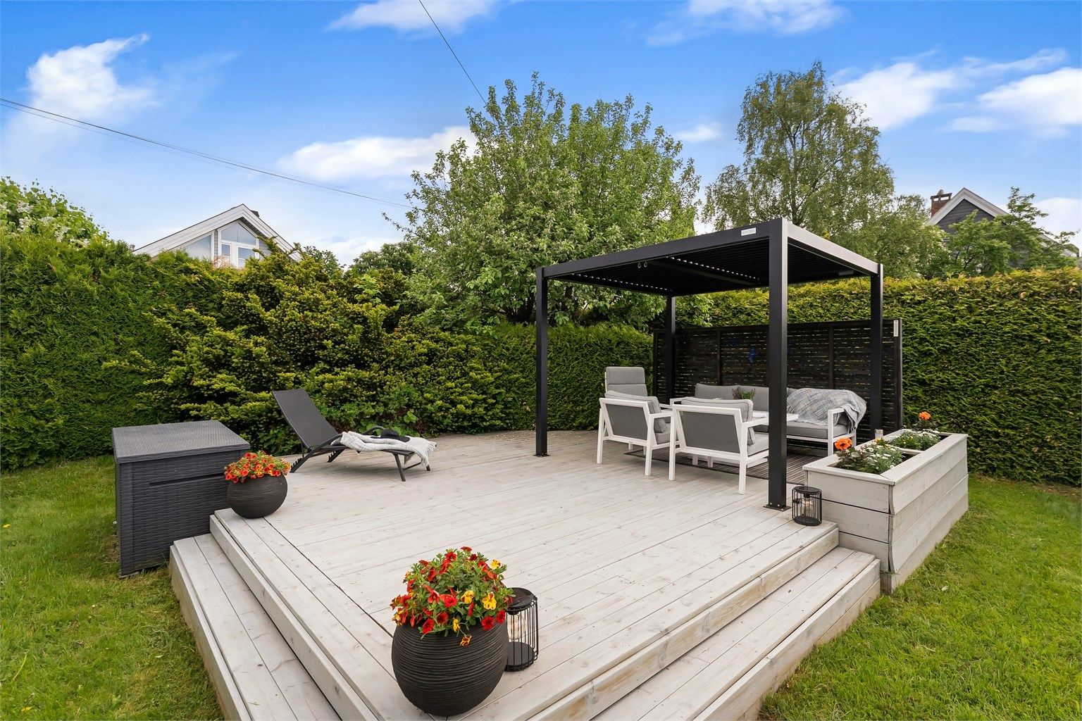 Den nye terrassen med pergola og belysning skaper en egen sone for avslapning og sosiale lag.