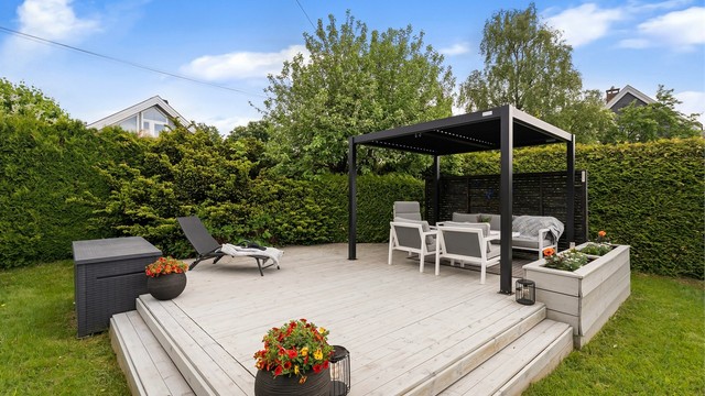 Den nye terrassen med pergola og belysning skaper en egen sone for avslapning og sosiale lag.