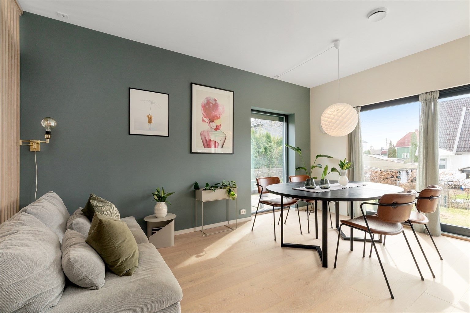 Utgang til terrasse og hage fra stuen