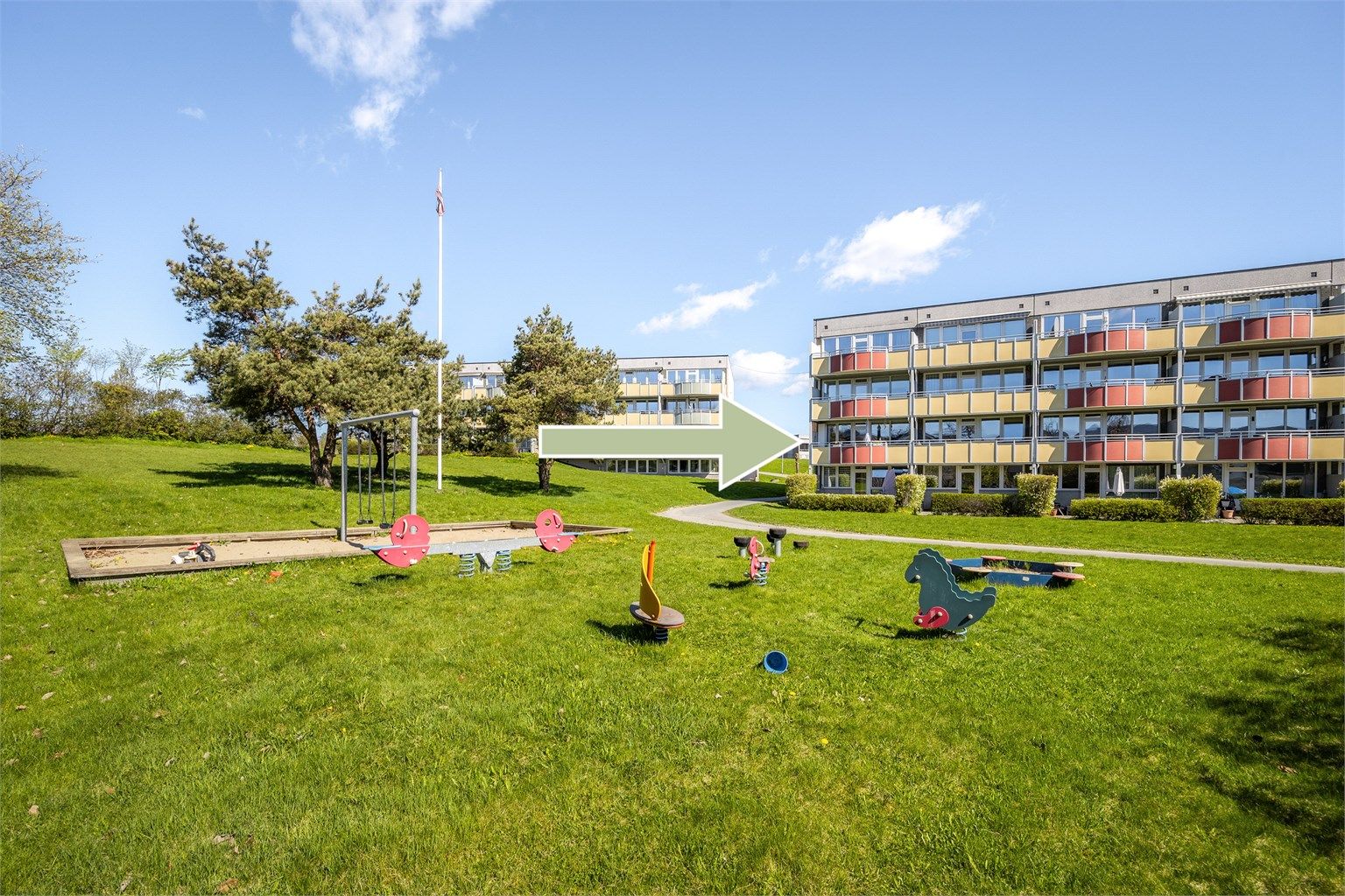 Området er godt tilrettelagt for barnefamilier, med lekeplasser på fellesarealene.