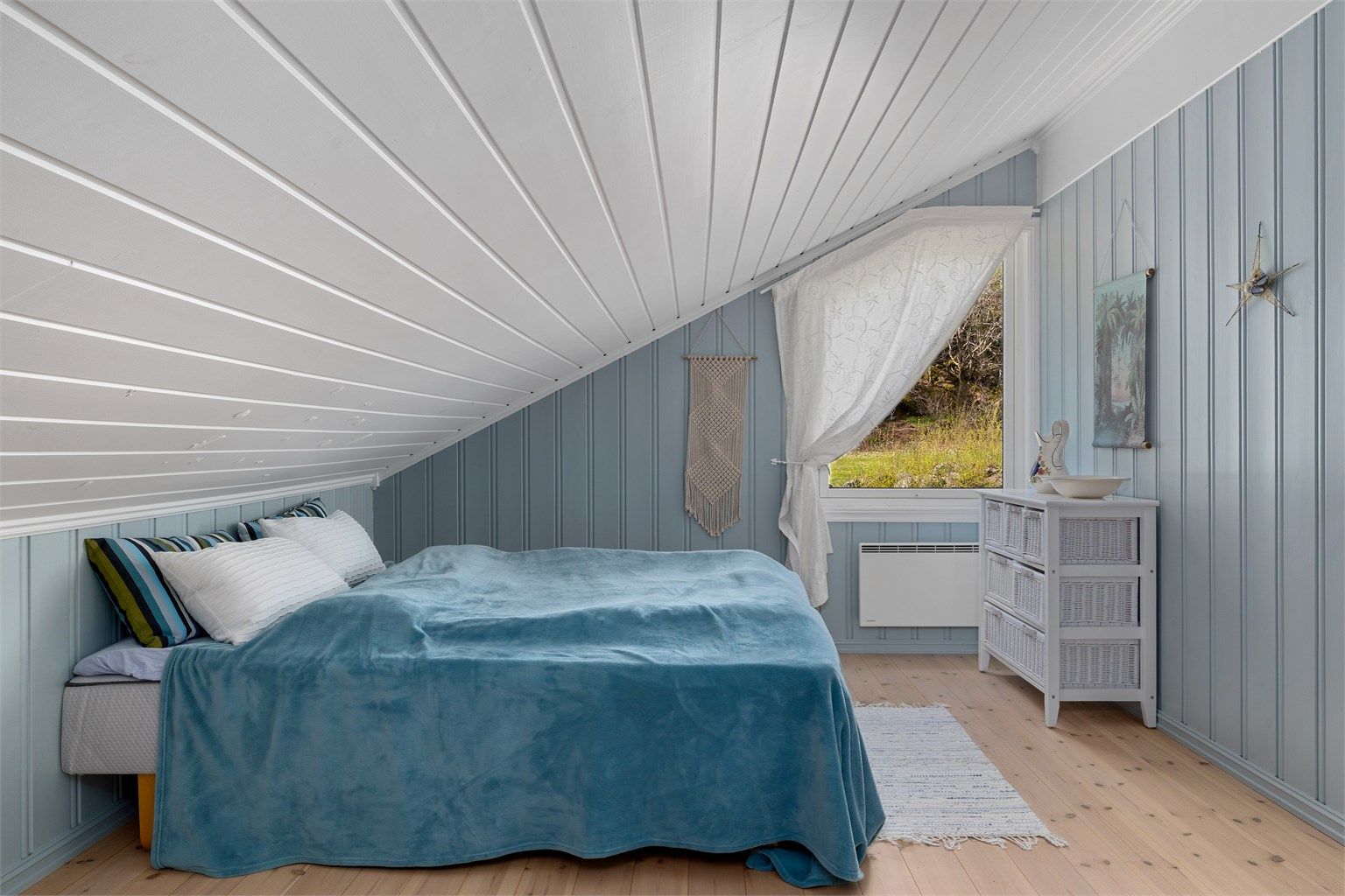 Det siste soverommet i 2. etasje har også utsikt mot vest, dobbeltseng og rikelig med plass til flere madrasser ved behov. Perfekte for storfamilien.
