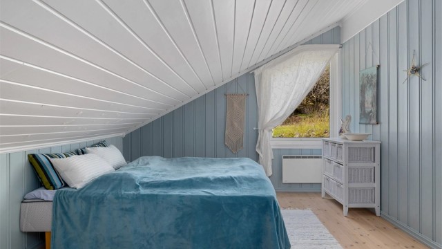 Det siste soverommet i 2. etasje har også utsikt mot vest, dobbeltseng og rikelig med plass til flere madrasser ved behov. Perfekte for storfamilien.