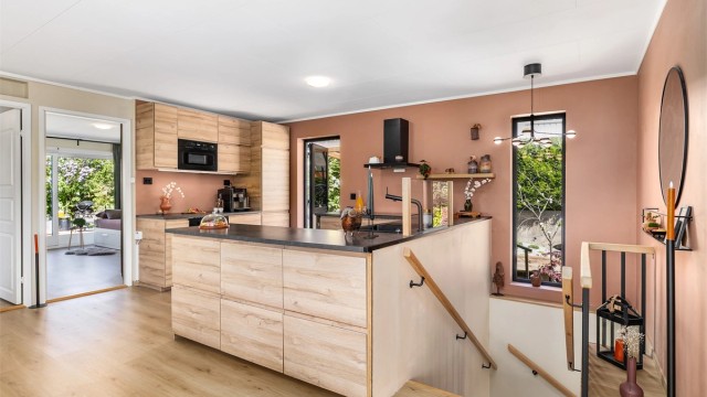 Ny innvendig trapp ble etablert parallelt med renovering. Ny himling ble etablert over kjøkkenet og stuen i 2023.