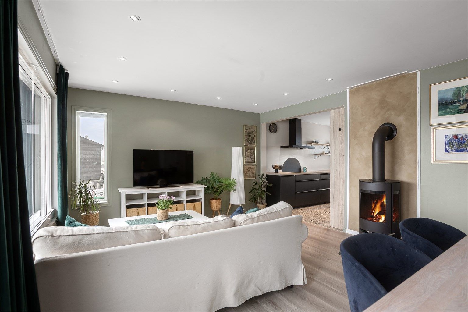 Stuen er romslig og har god plass sofaløsning med tilhørende møblementer og tv-seksjon. Her er det montert peisovn som gir fra seg godt med varme på kaldere dager