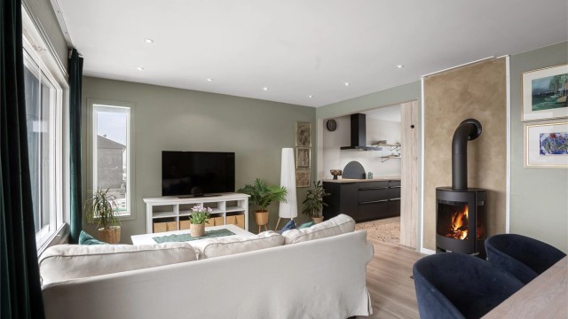 Stuen er romslig og har god plass sofaløsning med tilhørende møblementer og tv-seksjon. Her er det montert peisovn som gir fra seg godt med varme på kaldere dager