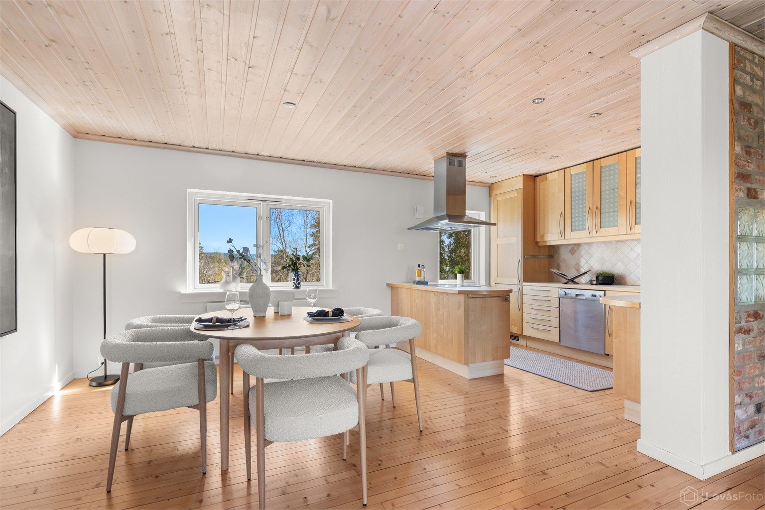 Spisestue med delvis åpen kjøkkenløsning