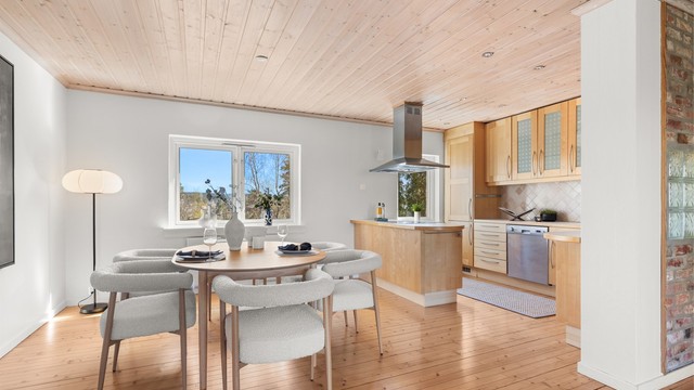 Spisestue med delvis åpen kjøkkenløsning