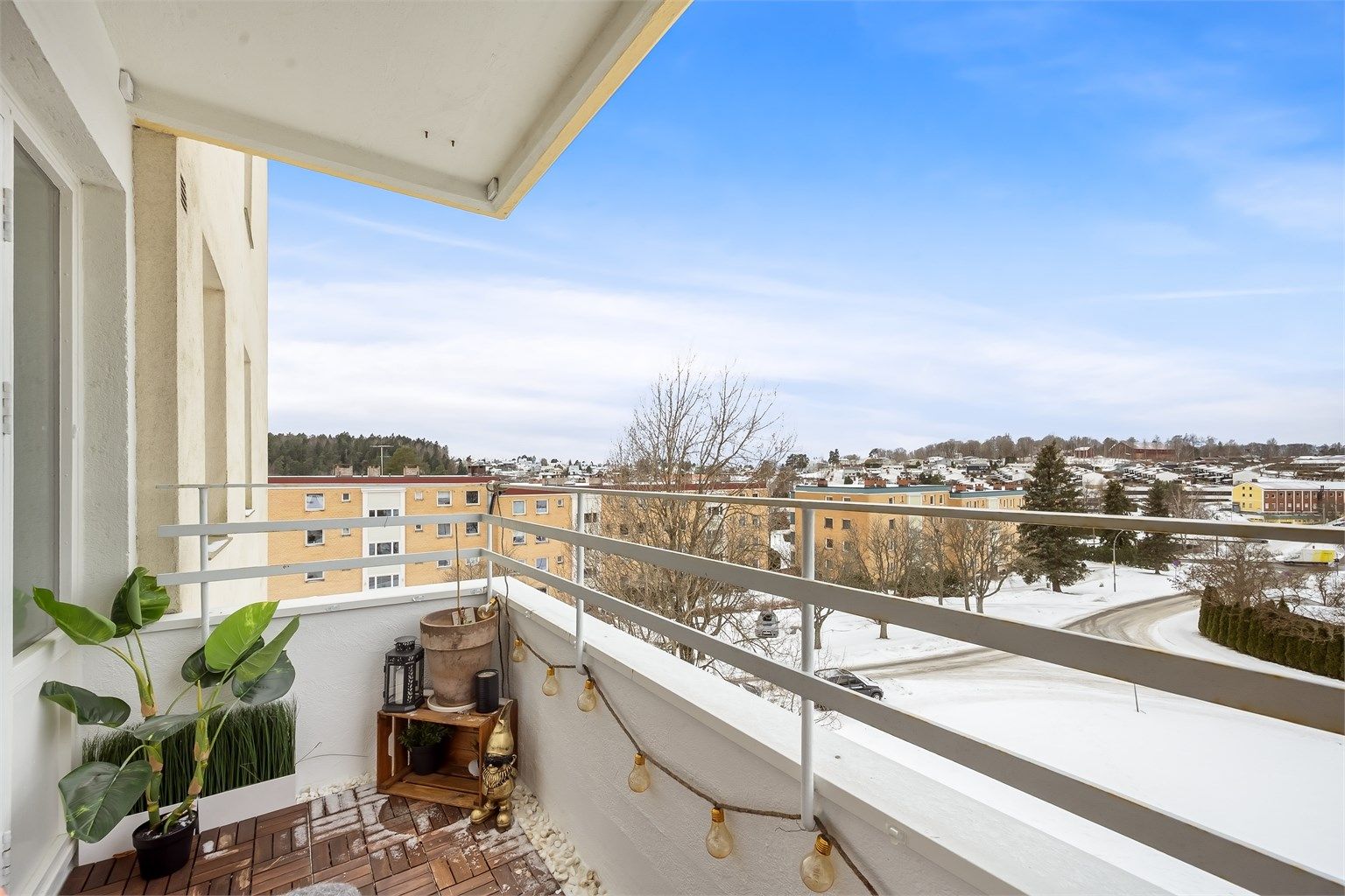 Gulvene er belagt med tremmer av tre. 