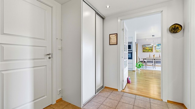 I entré/gang er det satt opp en praktisk skyvedørsgarderobe for oppbevaring av ytterklær og sko. Flott dør inn til stue/kjøkken med glass og sprosser