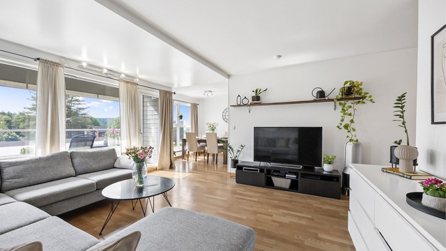 Gjennomgående laminatgulv i stue, kjøkken og soverom.