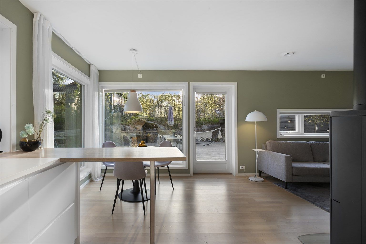 Fra stuen er det direkte utgang til den vestvendte terrassen gjennom en dør med 2-lags isolerglass.