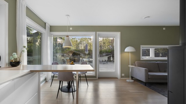 Fra stuen er det direkte utgang til den vestvendte terrassen gjennom en dør med 2-lags isolerglass.