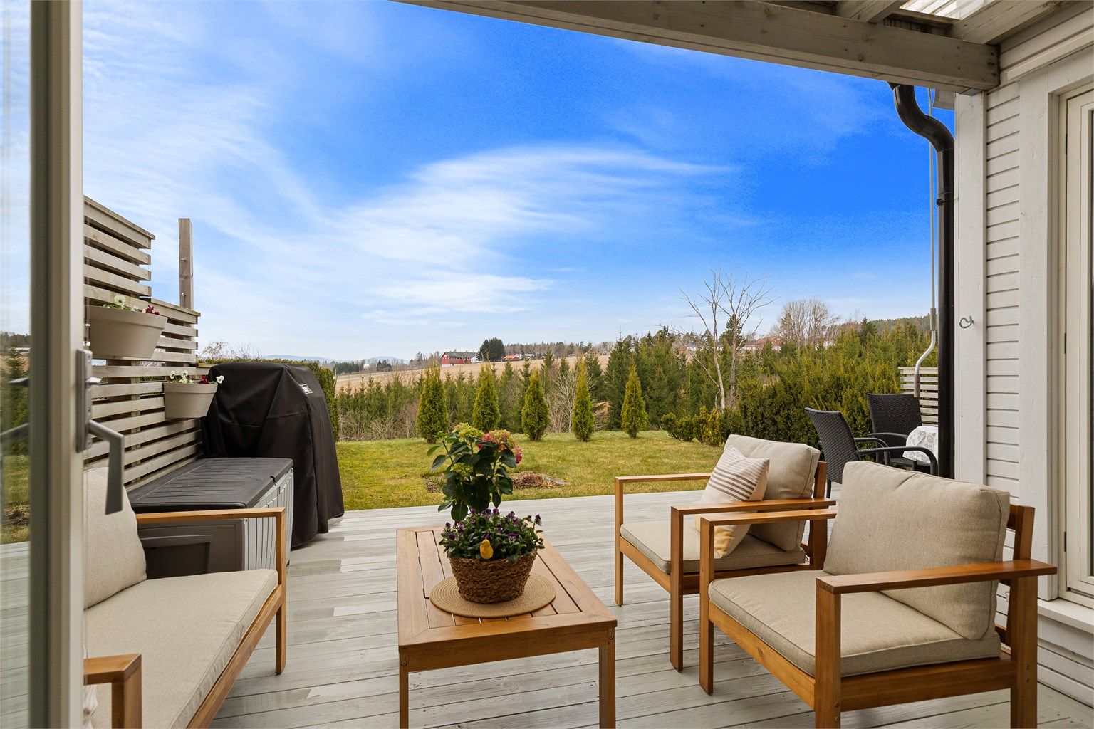 Solrikt, usjenert og delvis overbygget terrasse 