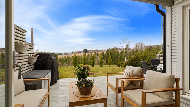 Solrikt, usjenert og delvis overbygget terrasse