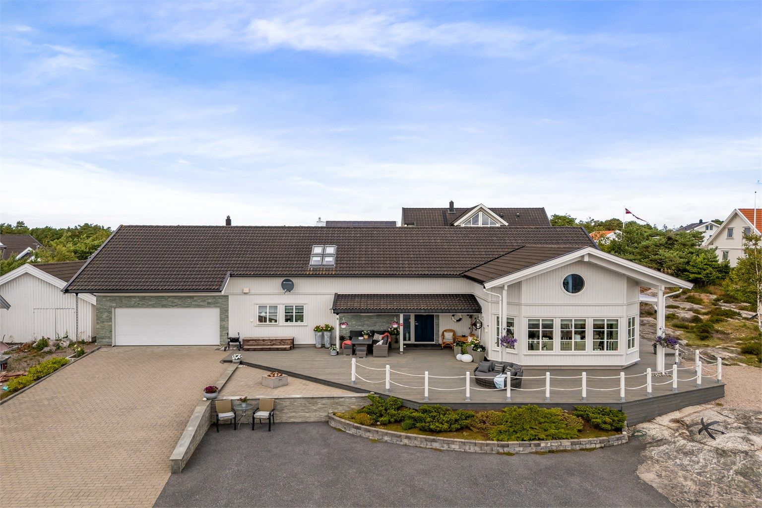 Boligen er oppført med påkostet standard, deriblant bergvarme fra egen energibrønn. Med mange praktiske kvaliteter og det meste på én flate er den velfungerende i de fleste livssituasjoner.