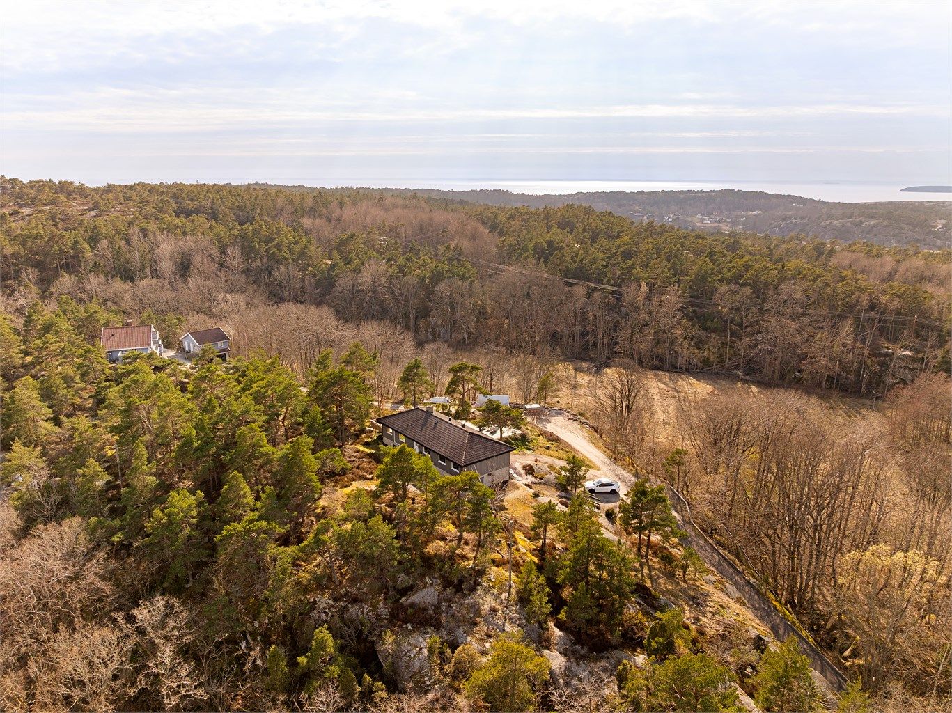 Boligen er oppført på den skogkledde kollens vestre side, på en 1.151 kvm. stor naturtomt. Fotograf; Kristoffer Kristiansen.