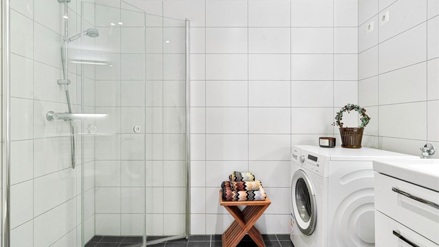 Dusjhjørnet har innfellbare glassdører som frigjør gulvplass når dusjen ikke er i bruk.