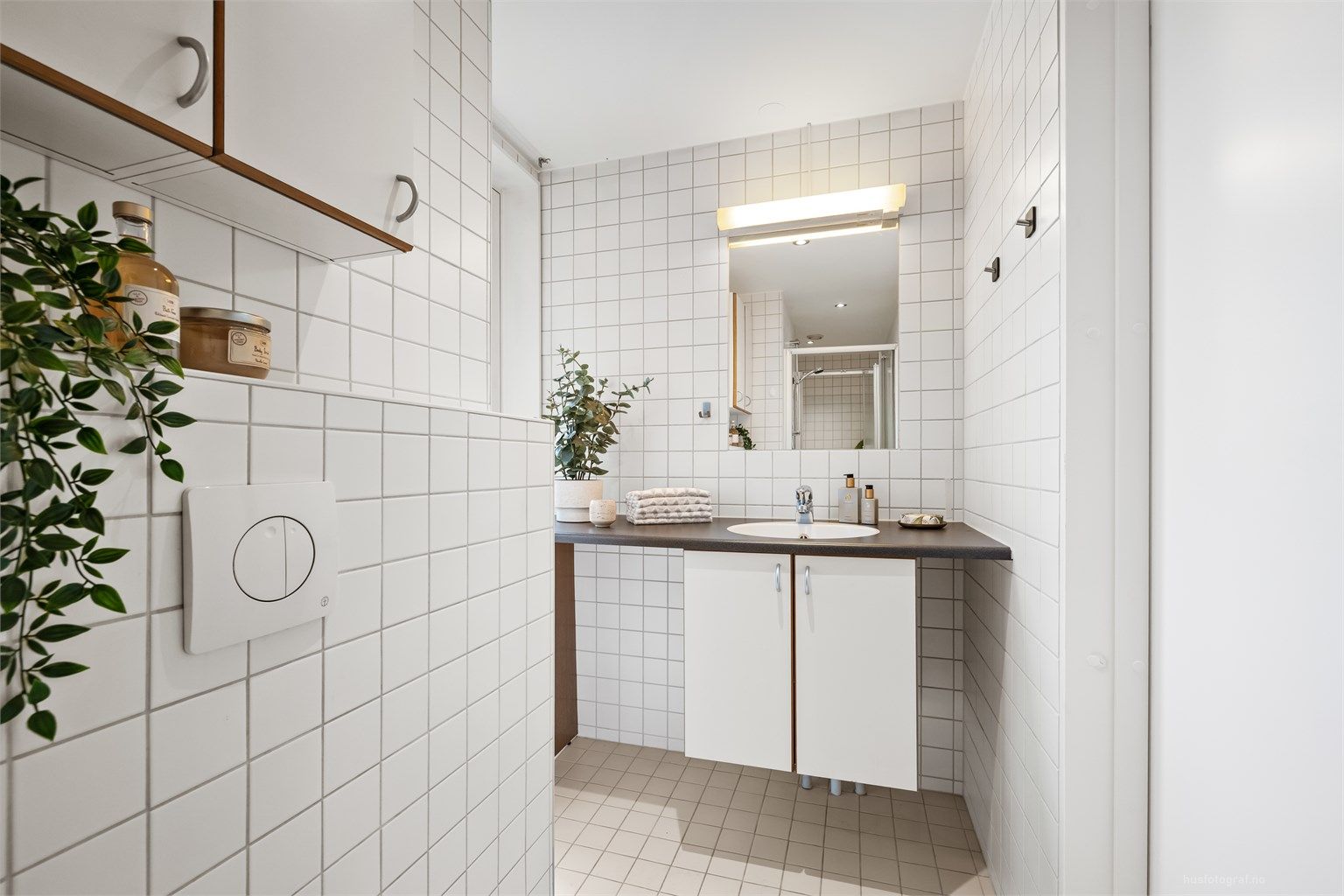 Badet har downlights i tak og gulvvarme.