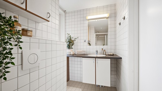 Badet har downlights i tak og gulvvarme.