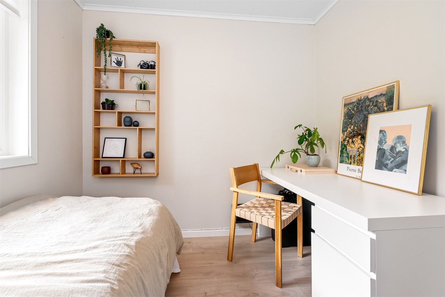 Rommet har plass til både seng og en egen arbeidsplass.