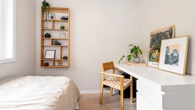Rommet har plass til både seng og en egen arbeidsplass.
