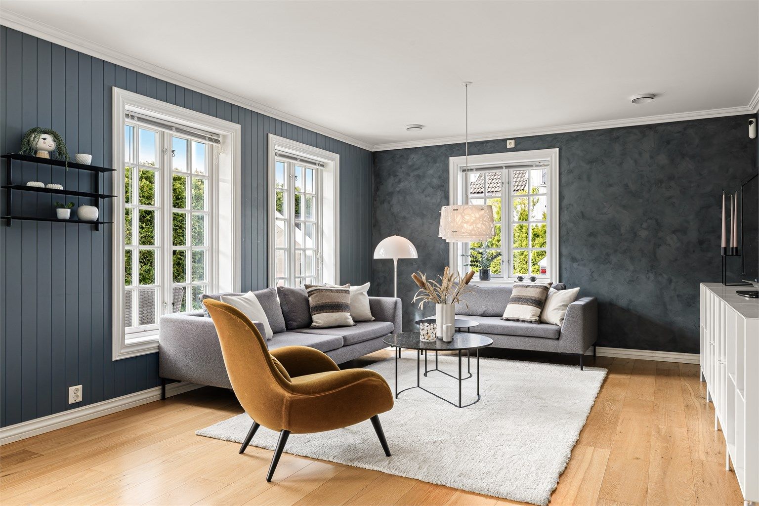 Det er vannbåren varme i de fleste gulv i 1. etasje.