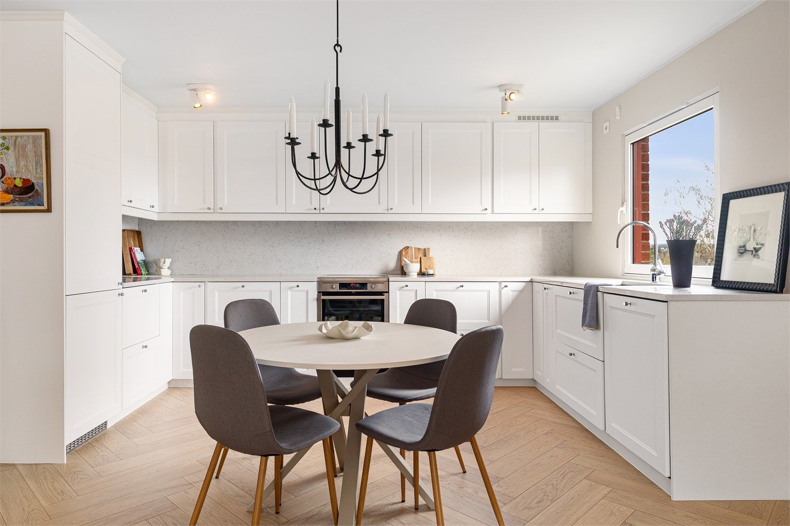 Kjøkkeninnredning fra 2021 med profilerte fronter og benkeplate i stein. Samtlige hvitevarer medfølger handelen.