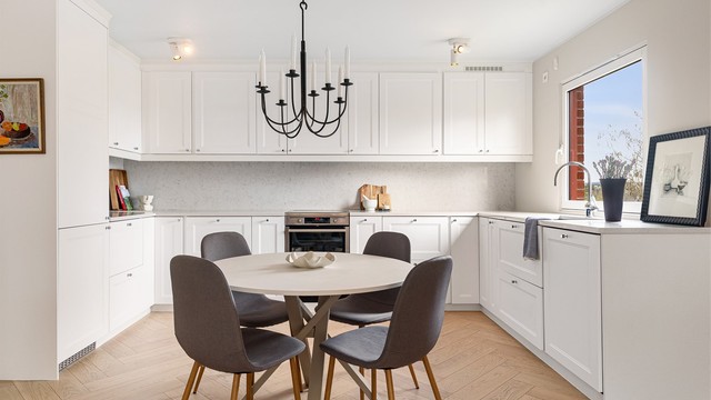 Kjøkkeninnredning fra 2021 med profilerte fronter og benkeplate i stein. Samtlige hvitevarer medfølger handelen.