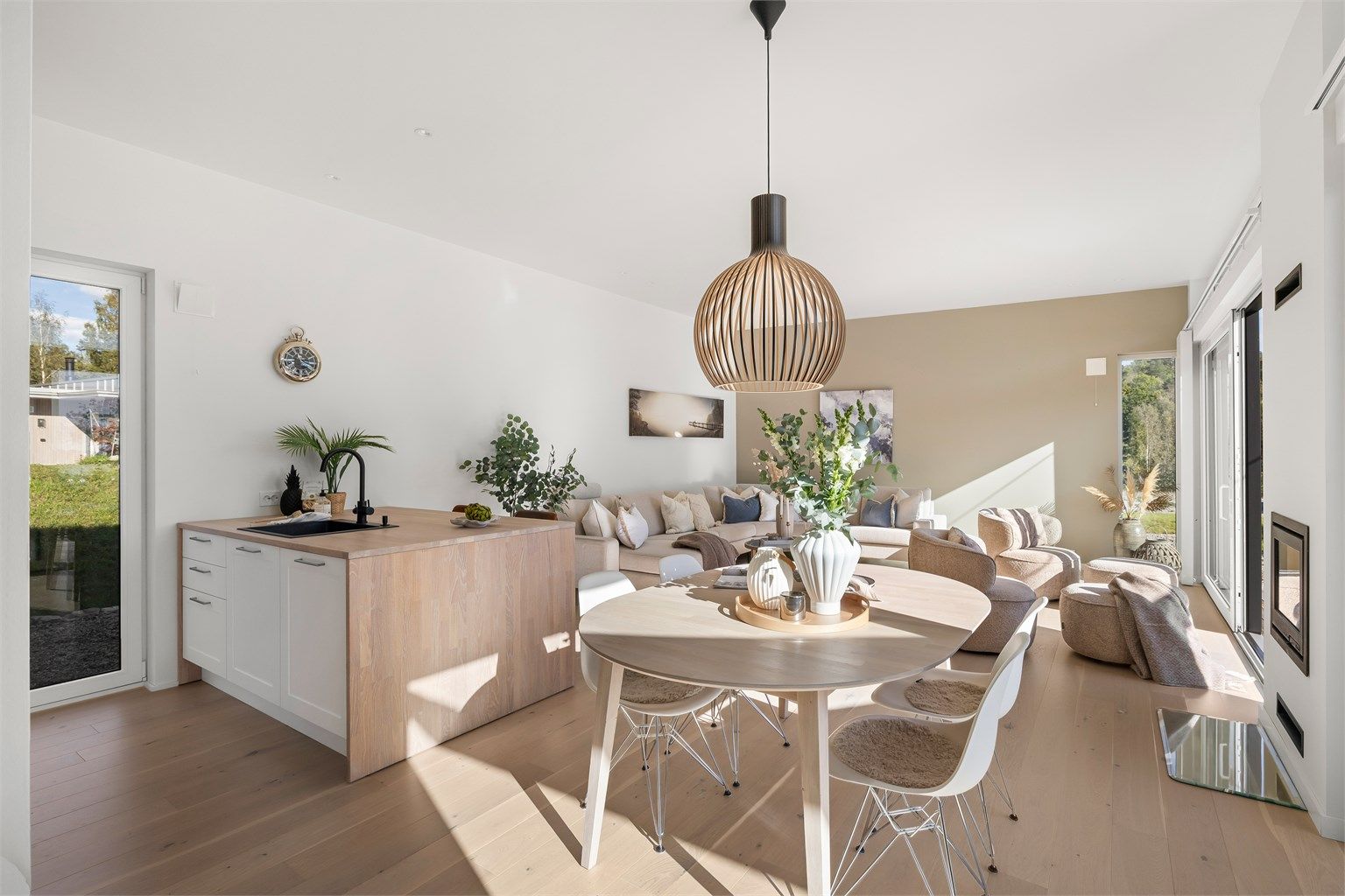 Spiseplassen er et naturlig samlingspunkt mellom kjøkken og stue.