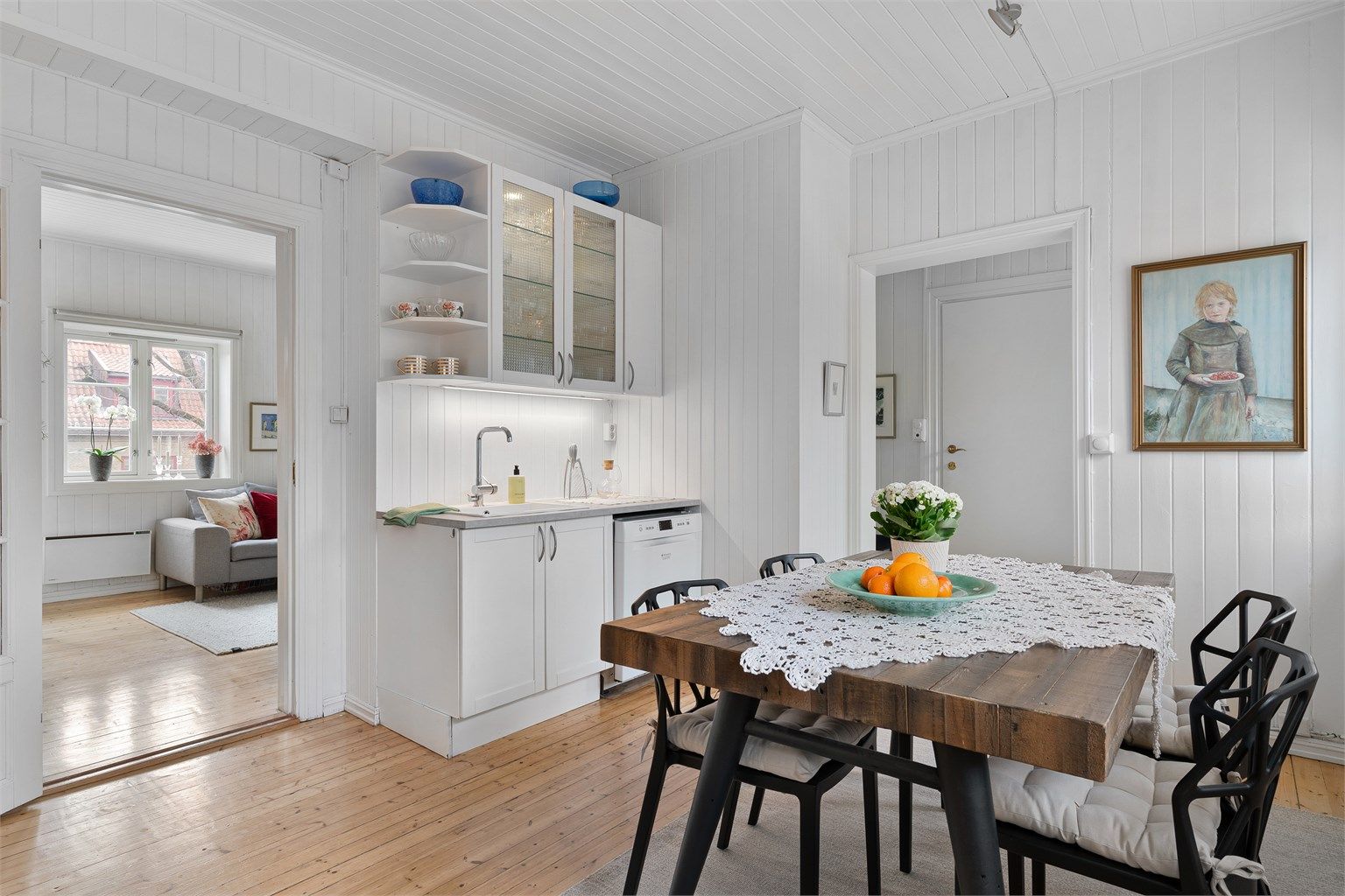 Også her kommer boligens historie til syne, gjennom originale tregulv og panel på veggene. 