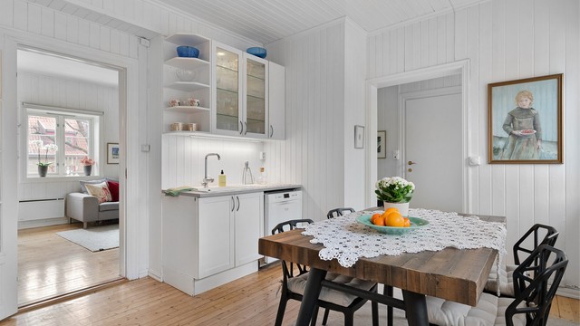 Også her kommer boligens historie til syne, gjennom originale tregulv og panel på veggene.