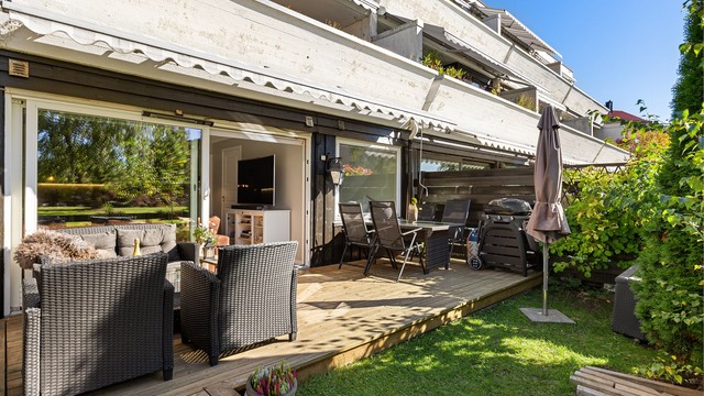 Terrassen byr på gode møbleringsmuligheter og fungerer som en naturlig forlengelse av stuen i sommerhalvåret