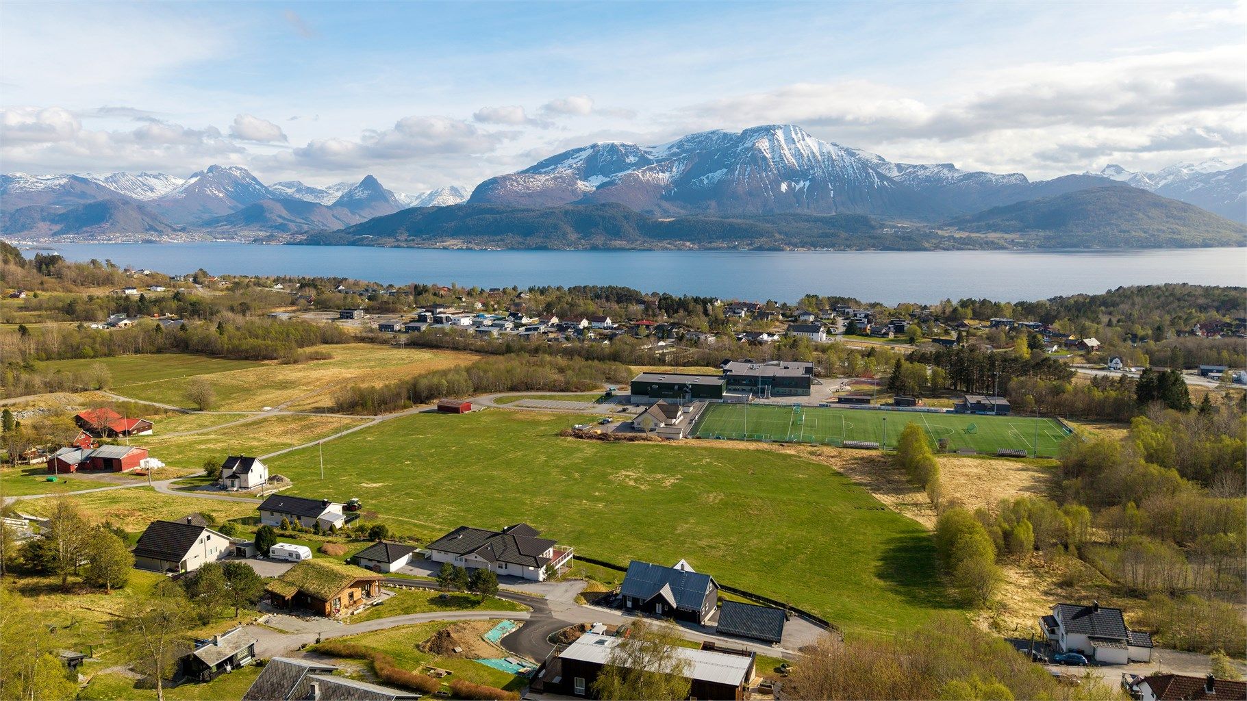 Utsikten strekker seg mot Storfjorden og de majestetiske Sunnmørsalpene.