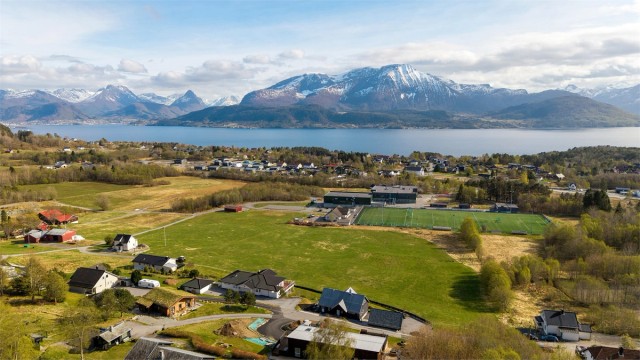 Utsikten strekker seg mot Storfjorden og de majestetiske Sunnmørsalpene.