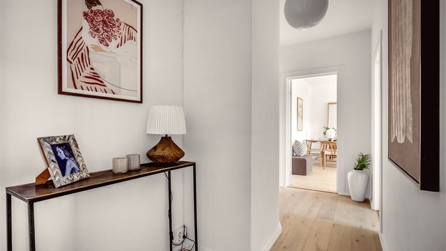 Entréen har nymalte overflater og nyere en-stavs parkett som er gjennomgående i boligen. Videre adkomst til øvrige rom.