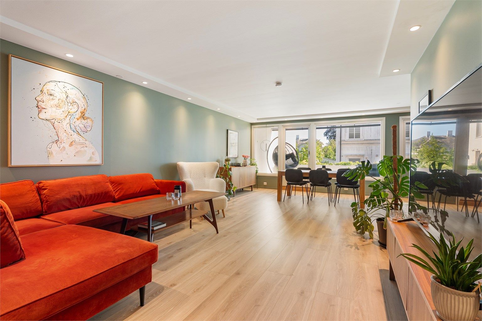 Leiligheten i Ove Ramms gate 14B presenteres av Jørgen Sande Johansen i Krogsveen. Fotograf; Kristoffer Kristiansen.