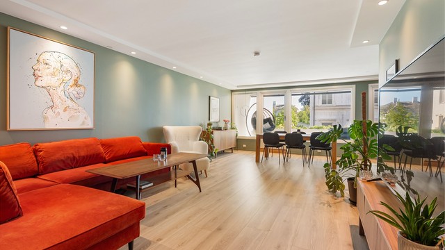 Leiligheten i Ove Ramms gate 14B presenteres av Jørgen Sande Johansen i Krogsveen. Fotograf; Kristoffer Kristiansen.