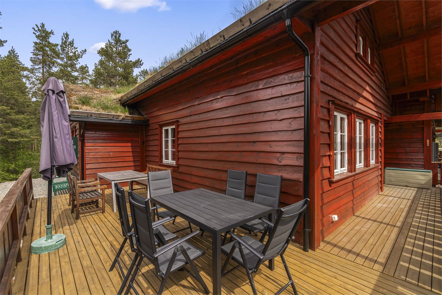 Nydelige utearealer tilhørende hytten med stor, delvis overbygget terrasse