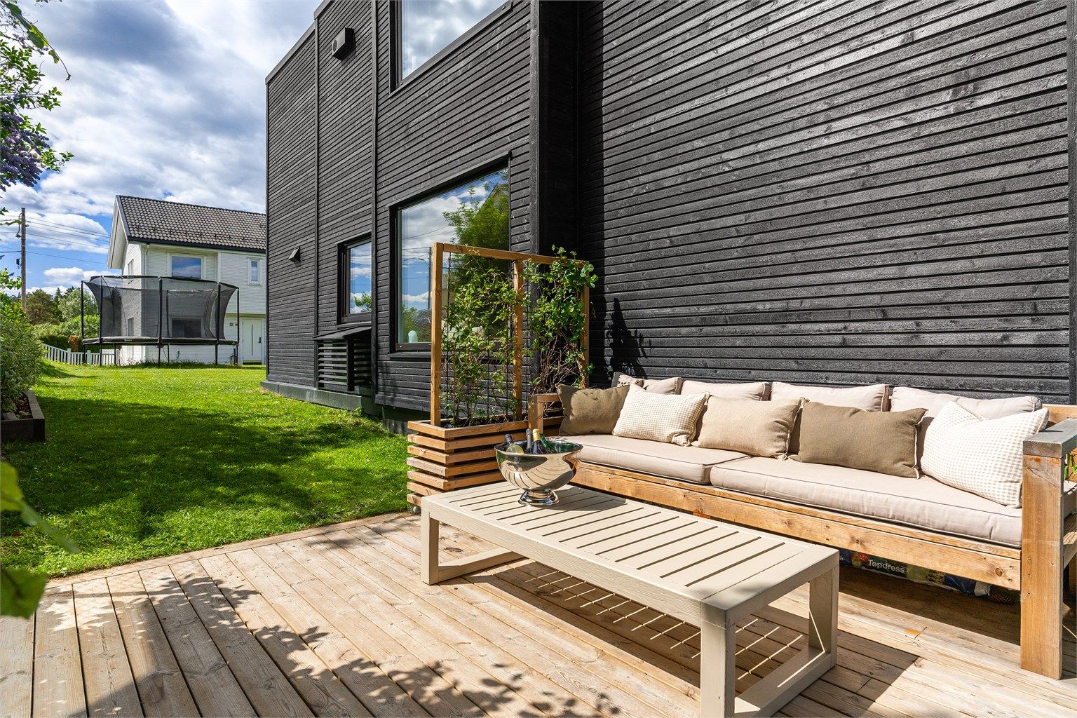 Her er det god plass til både loungegruppe og spisebord.