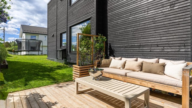 Her er det god plass til både loungegruppe og spisebord.