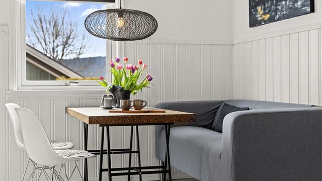 Kjøkkenet har en koselig spiseplass for hyggelige frokoster eller hverdagsmiddager