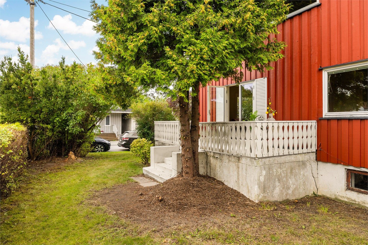 En rekke forhold ved boligen er gitt tilstandsgrad (TG) 3, deriblant utvendig kledning. Alle forhold er utfyllende beskrevet i tilstandsrapport.